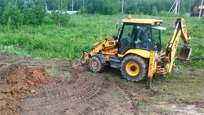 Выравнивание земельного участка трактором
